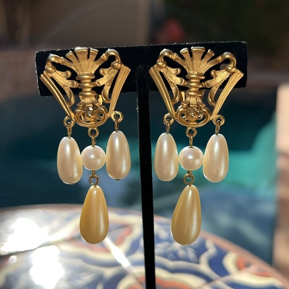 AVON Vintage Gold Chandelier Earrings Clip‎ On Faux Pearl Teardrop